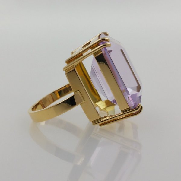 18k. yellow gold ring with spectacular natural kunzite of 36.75 carat