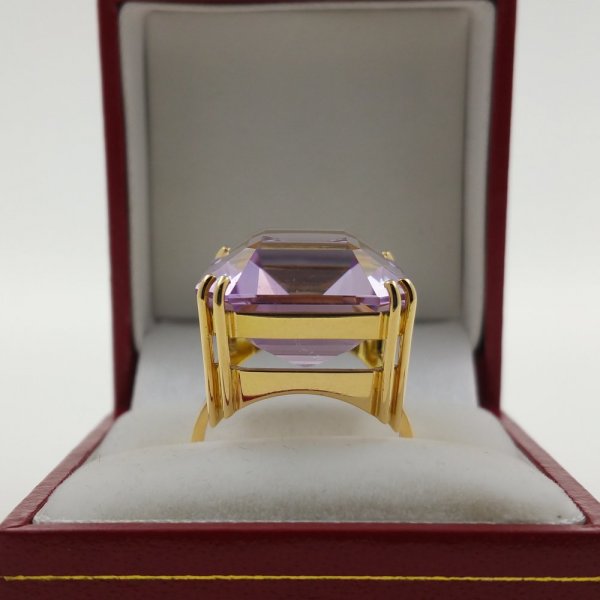 18k. yellow gold ring with spectacular natural kunzite of 36.75 carat