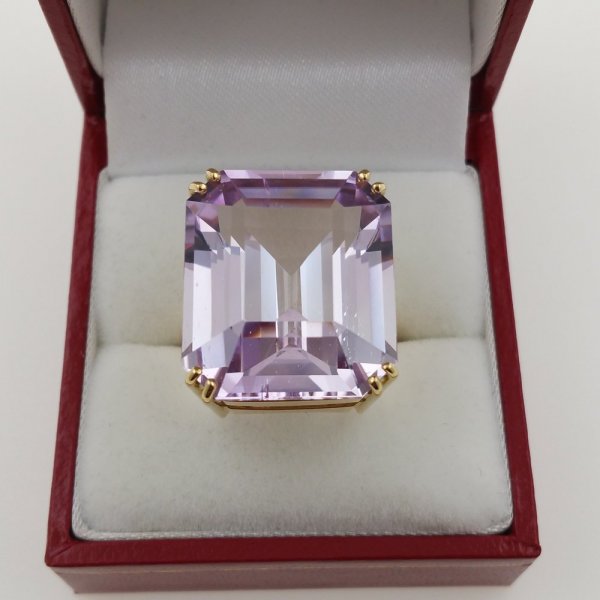 18k. yellow gold ring with spectacular natural kunzite of 36.75 carat