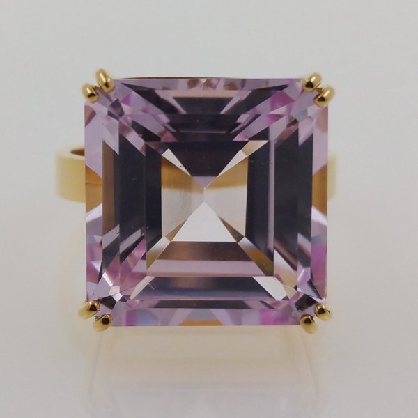 18k. yellow gold ring with spectacular natural kunzite of 16.51 carat
