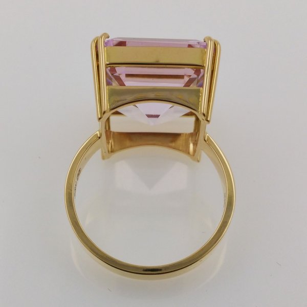 18k. yellow gold ring with spectacular natural kunzite of 16.51 carat