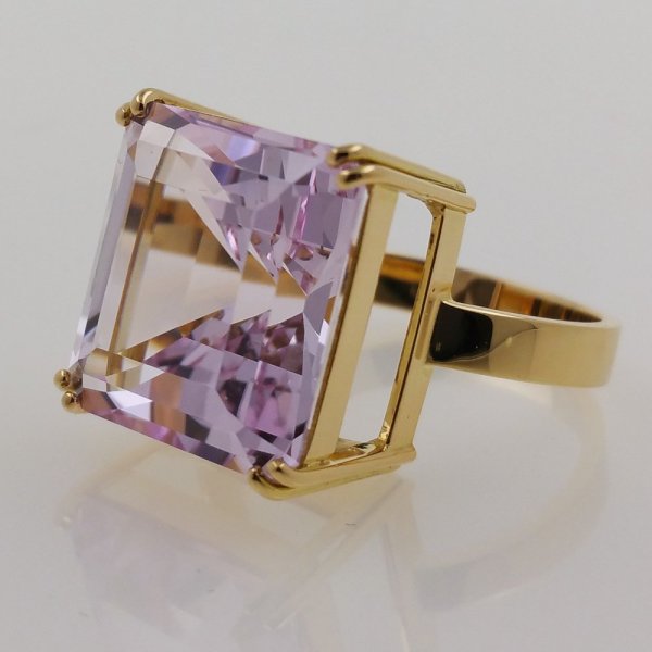 18k. yellow gold ring with spectacular natural kunzite of 16.51 carat