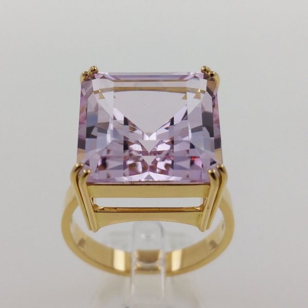 18k. yellow gold ring with spectacular natural kunzite of 16.51 carat