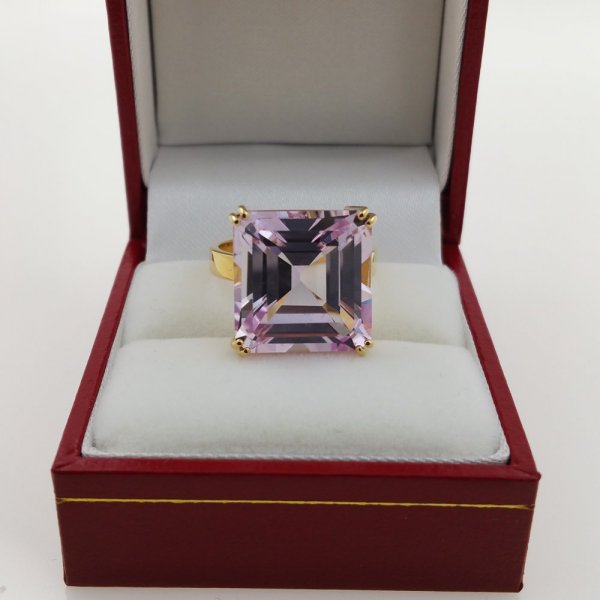 18k. yellow gold ring with spectacular natural kunzite of 16.51 carat