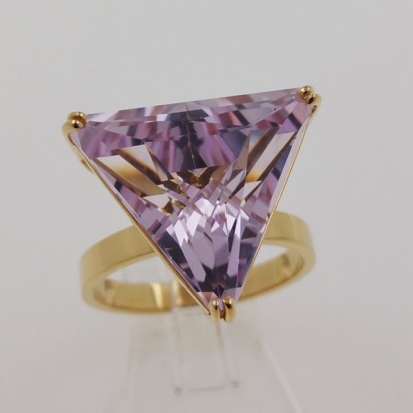 18k. yellow gold ring with natural kunzite of 19.06 carat