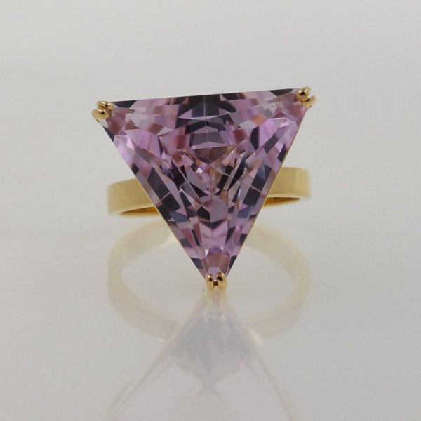 18k. yellow gold ring with natural kunzite of 19.06 carat