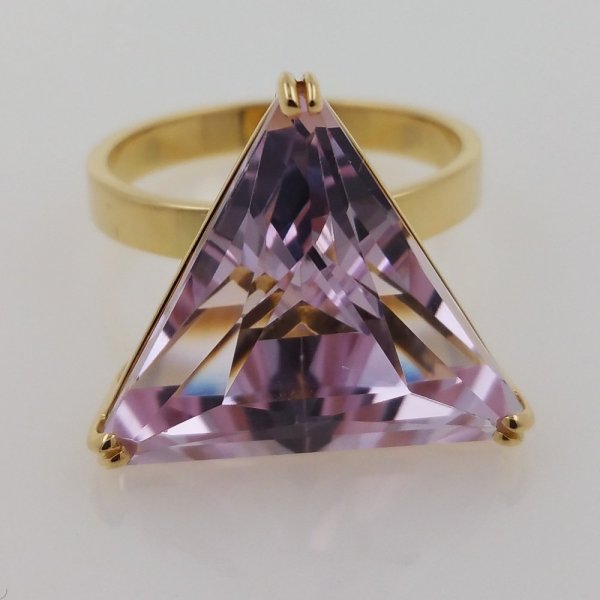 18k. yellow gold ring with natural kunzite of 19.06 carat