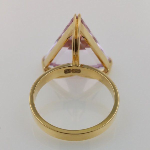 18k. yellow gold ring with natural kunzite of 19.06 carat