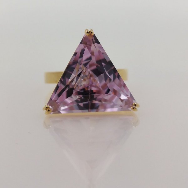 18k. yellow gold ring with natural kunzite of 19.06 carat