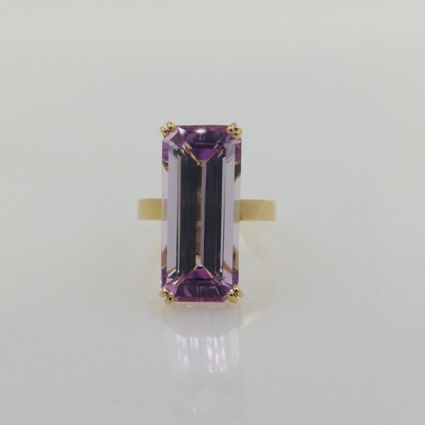 18k. yellow gold ring with natural kunzite of 15.04 carat