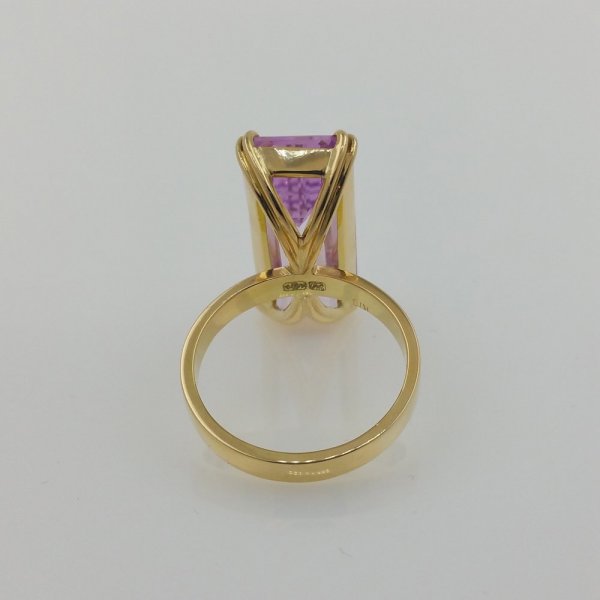 18k. yellow gold ring with natural kunzite of 15.04 carat