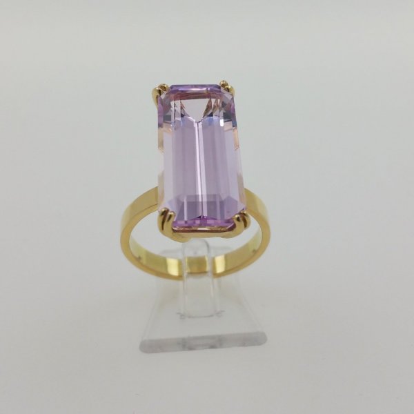 18k. yellow gold ring with natural kunzite of 15.04 carat