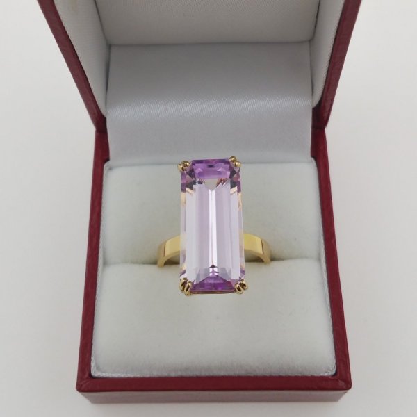 18k. yellow gold ring with natural kunzite of 15.04 carat