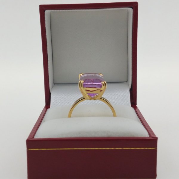 18k. yellow gold ring with natural kunzite of 15.04 carat