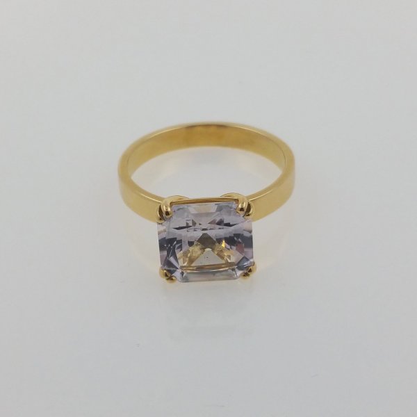 18k. yellow gold ring with natural kunzite of 3.94 carat