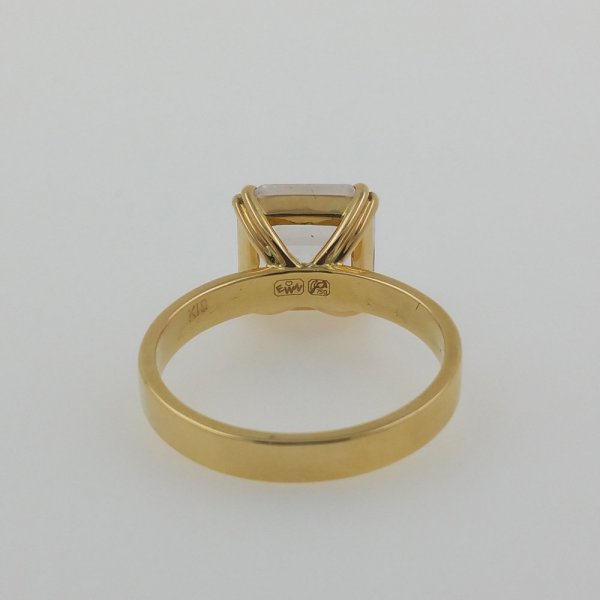 18k. yellow gold ring with natural kunzite of 3.94 carat
