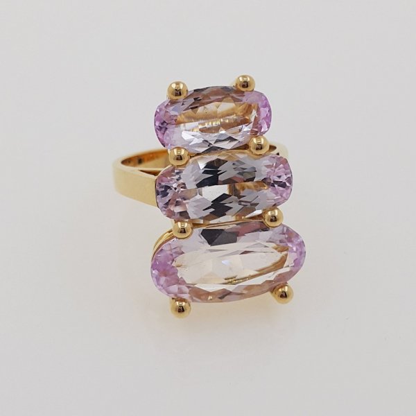 18k. yellow gold ring with three natural kunzite of 14.62 carat