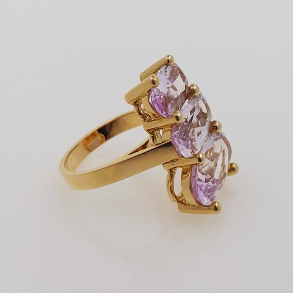 18k. yellow gold ring with three natural kunzite of 14.62 carat