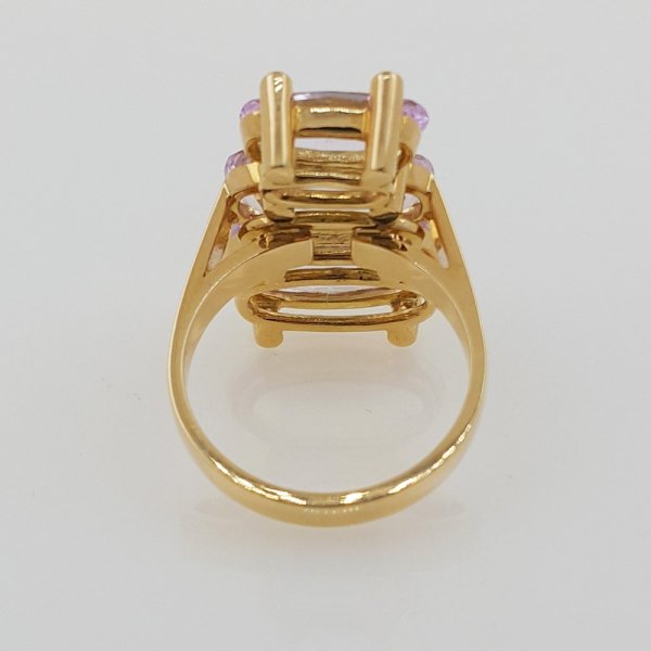18k. yellow gold ring with three natural kunzite of 14.62 carat