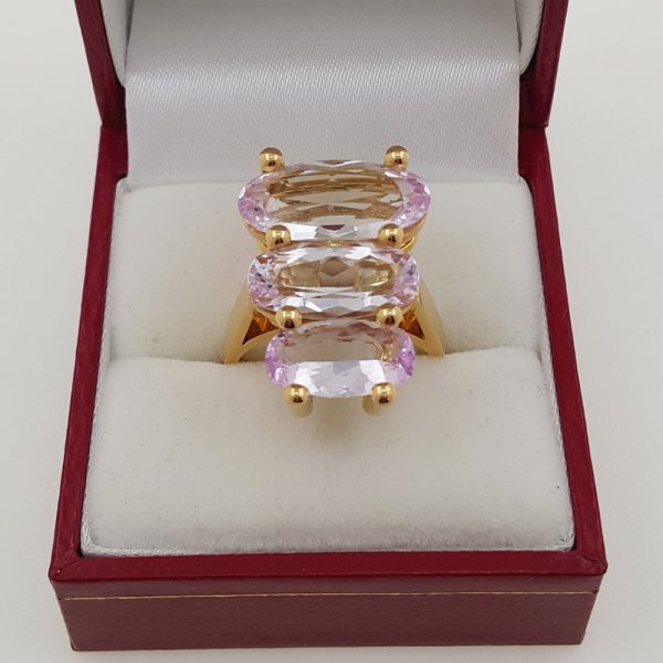 18k. yellow gold ring with three natural kunzite of 14.62 carat