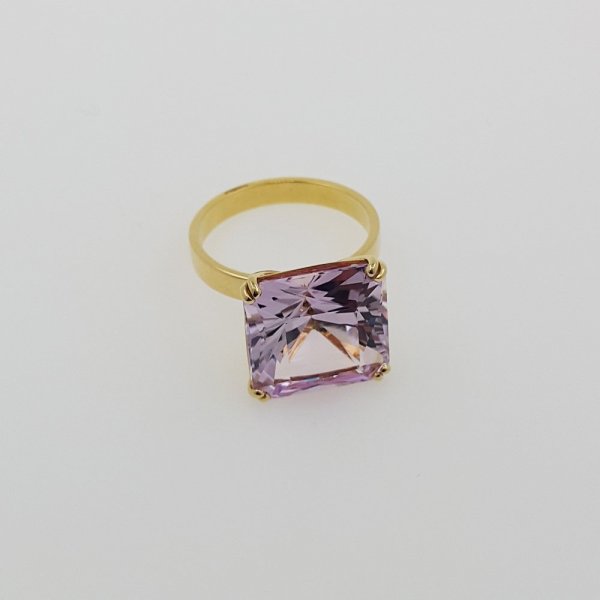 18k. yellow gold ring with natural kunzite of 12.13 carat