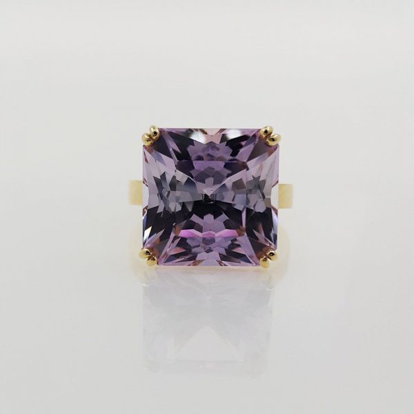 18k. yellow gold ring with natural kunzite of 12.13 carat