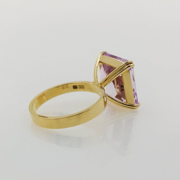18k. yellow gold ring with natural kunzite of 12.13 carat