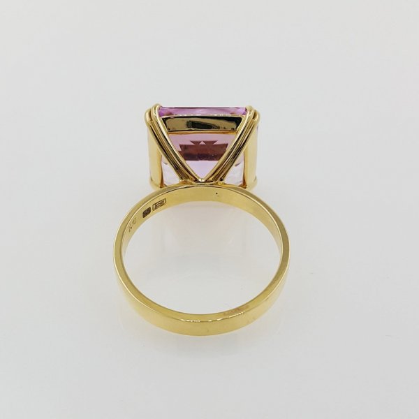 18k. yellow gold ring with natural kunzite of 12.13 carat