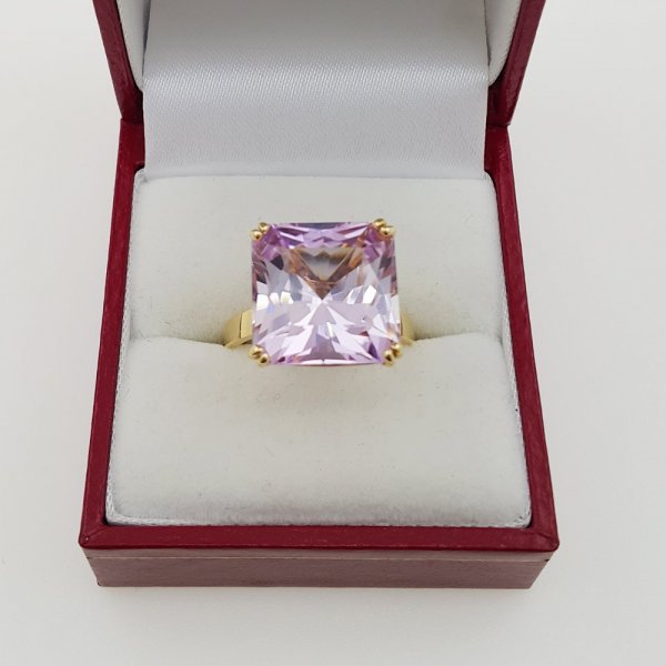 18k. yellow gold ring with natural kunzite of 12.13 carat