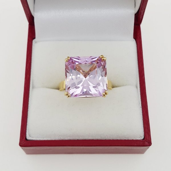 18k. yellow gold ring with natural kunzite of 12.13 carat