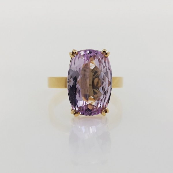 18k. yellow gold ring with natural kunzite of 6.39 carat