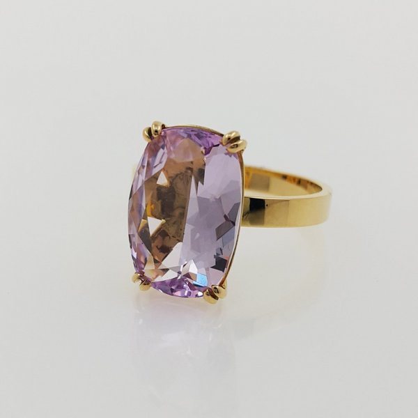 18k. yellow gold ring with natural kunzite of 6.39 carat