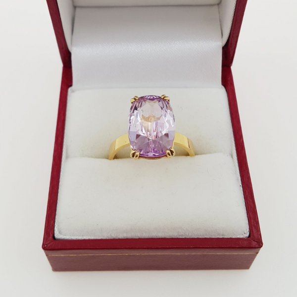 18k. yellow gold ring with natural kunzite of 6.39 carat