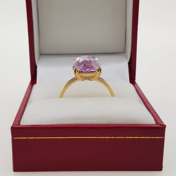 18k. yellow gold ring with natural kunzite of 6.39 carat