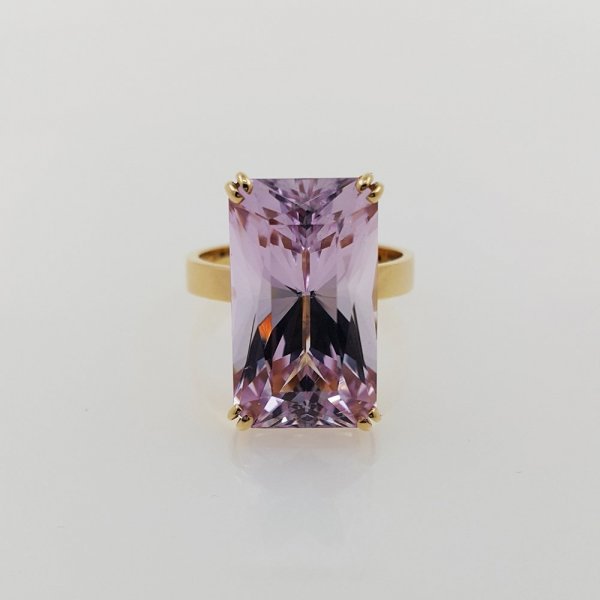 18k. yellow gold ring with natural kunzite of 16.57 carat