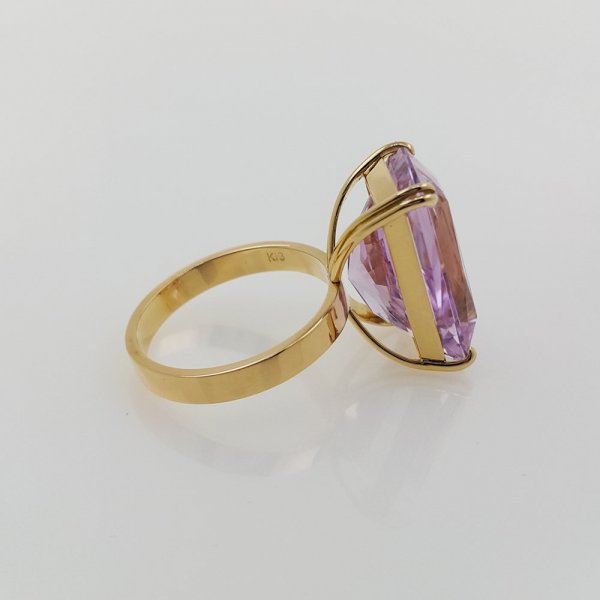 18k. yellow gold ring with natural kunzite of 16.57 carat