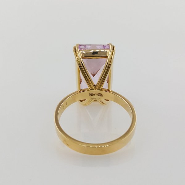 18k. yellow gold ring with natural kunzite of 16.57 carat