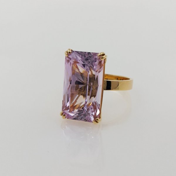 18k. yellow gold ring with natural kunzite of 16.57 carat