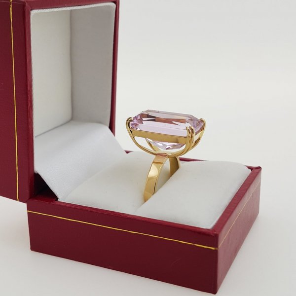 18k. yellow gold ring with natural kunzite of 16.57 carat