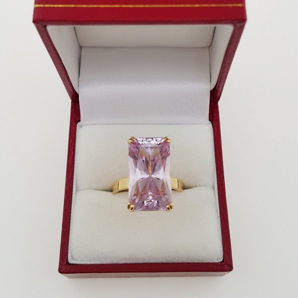 18k. yellow gold ring with natural kunzite of 16.57 carat