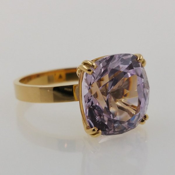 14k. yellow gold ring with natural kunzite of 10.78 carat
