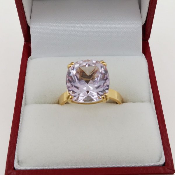 14k. yellow gold ring with natural kunzite of 10.78 carat