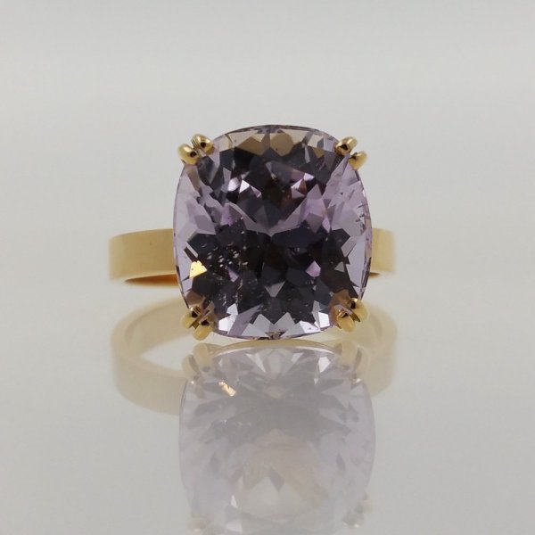 14k. yellow gold ring with natural kunzite of 10.78 carat
