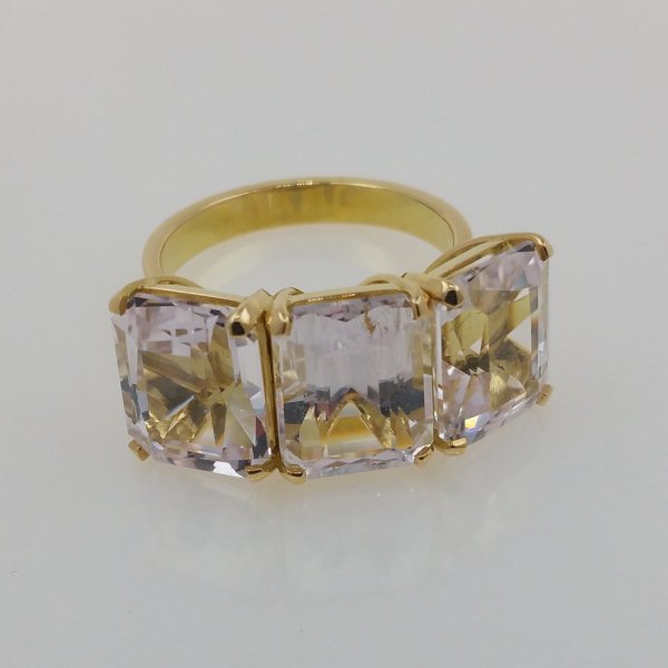 18k. yellow gold ring with three natural kunzite of 14.62 carat