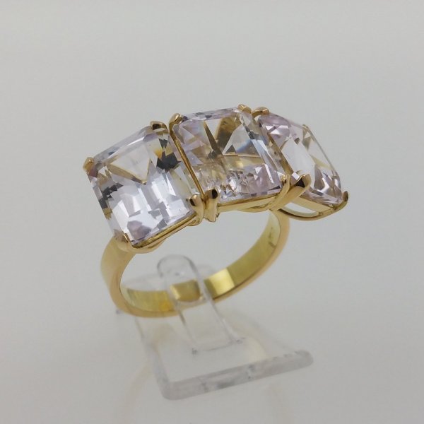 18k. yellow gold ring with three natural kunzite of 14.62 carat