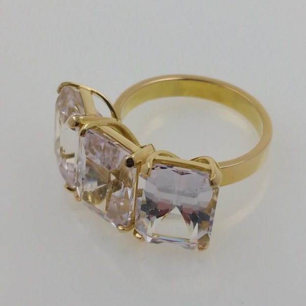 18k. yellow gold ring with three natural kunzite of 14.62 carat