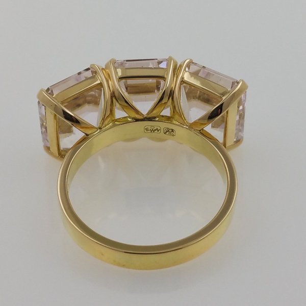18k. yellow gold ring with three natural kunzite of 14.62 carat