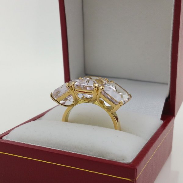 18k. yellow gold ring with three natural kunzite of 14.62 carat