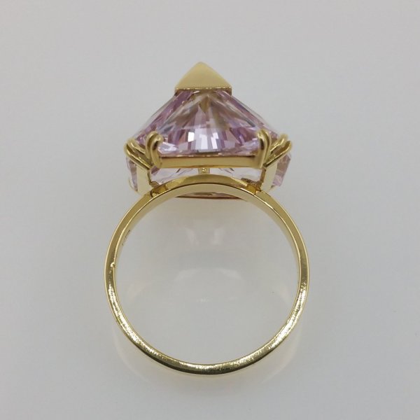 18k. yellow gold ring with four natural kunzite of 15.80 carat