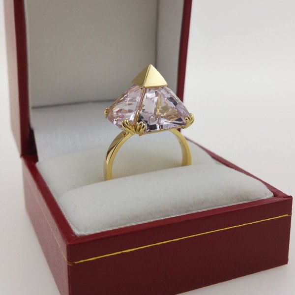 18k. yellow gold ring with four natural kunzite of 15.80 carat